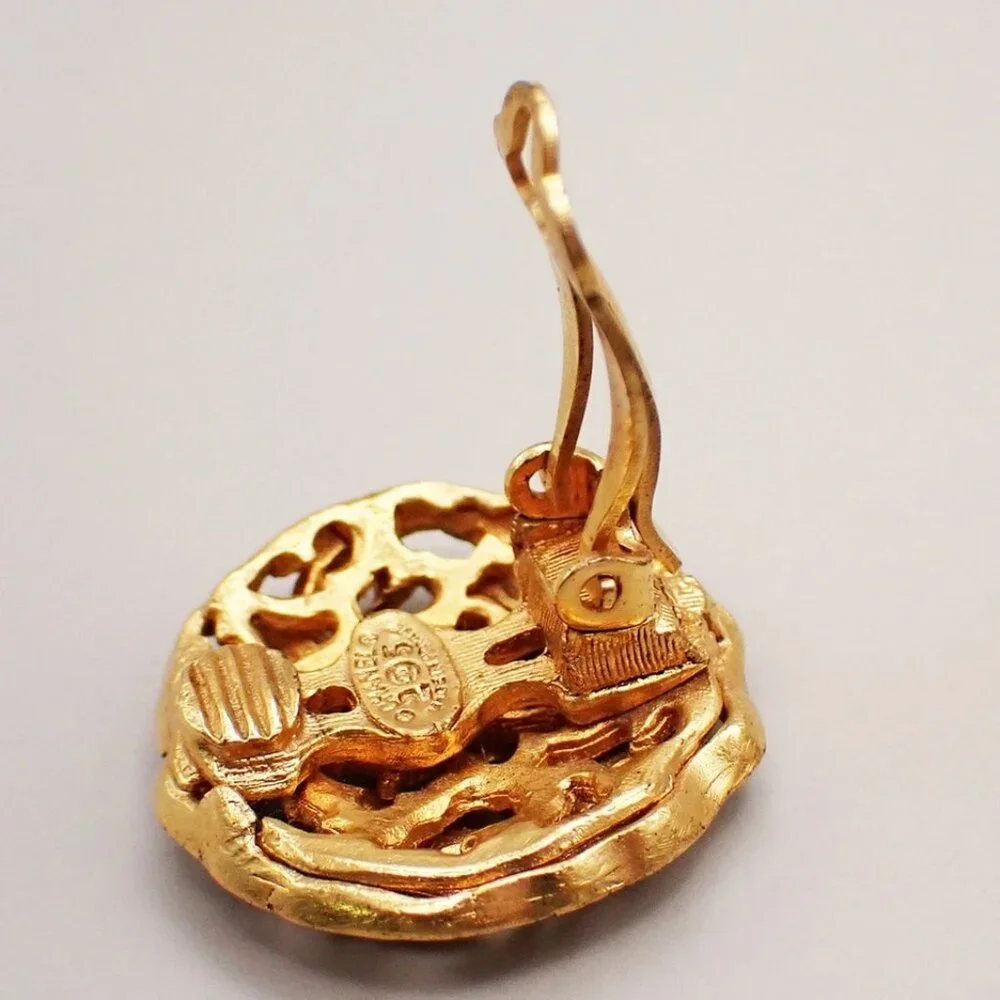 CHANEL CC Logo Button Large Earrings 25 Clip-On GHW France Vintage 398-082525 - Picture 5 of 8